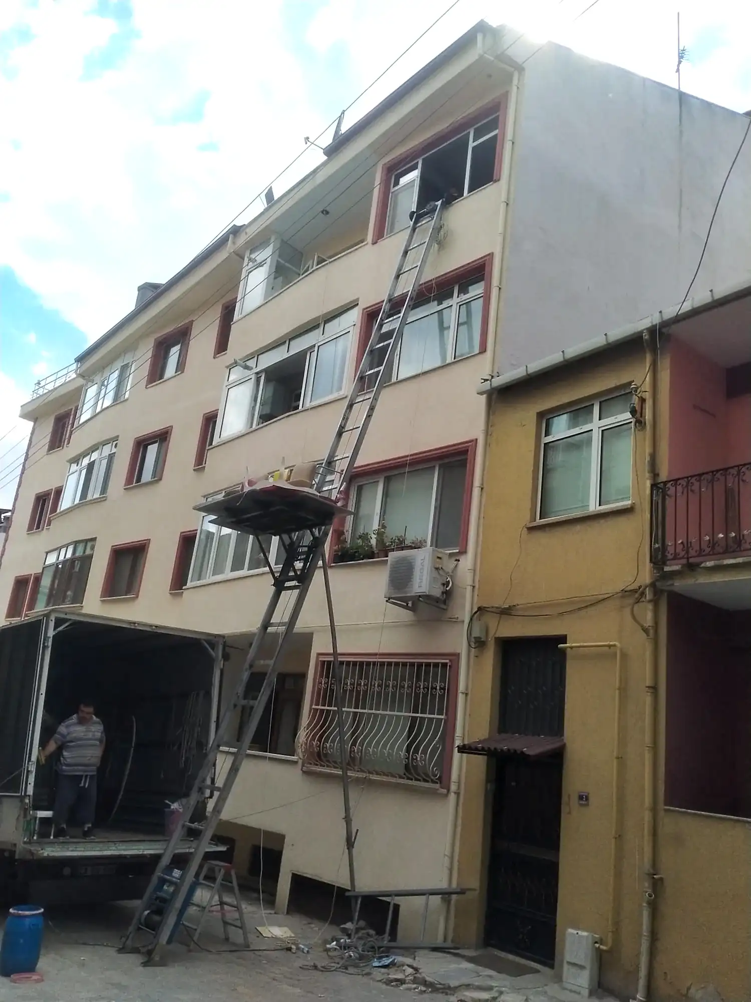 Eşyalarınızı Koruyarak Taşıyoruz - Profesyonel ve Dikkatli